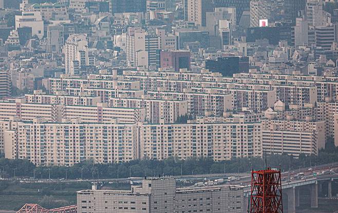 지난 3일 비상계엄 선포 이후 전문가들은 한동안 부동산 시장이 정세 불확실성에 대한 두려움으로 위축될 가능성이 높다고 전망했다. 사진은 서울 시내 일대 아파트 모습. 매경DB