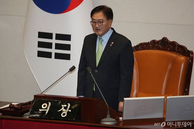 (서울=뉴스1) 이광호 기자 = 윤석열 대통령이 비상계엄령을 선포한 가운데 4일 새벽 서울 여의도 국회 본회의장에서 열린 본회의에서 우원식 국회의장이 비상계엄 해제 요구 결의안을 의결한 뒤 발언하고 있다. .2024.12.4/뉴스1  Copyright (C) 뉴스1. All rights reserved. 무단 전재 및 재배포,  AI학습 이용 금지. /사진=(서울=뉴스1) 이광호 기자