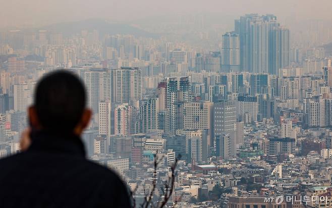 [서울=뉴시스] 황준선 기자 = 1일 서울 남산에서 아파트 밀집지역이 보이고 있다.