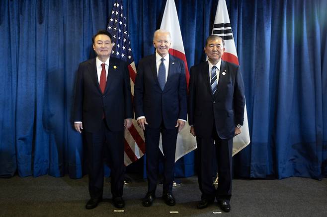 (서울=뉴스1) 아시아태평양경제협력체(APEC) 정상회의 참석차 페루를 방문 중인 윤석열 대통령이 15일(현지시간) 리마 컨벤션센터에서 한미일 정상회의 전 조 바이든 미국 대통령, 이시바 시게루 일본 총리와 기념촬영을 하고 있다. (대통령실 제공) 2024.11.16/뉴스1