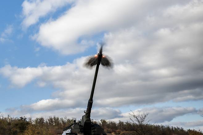 폴란드가 슬로바키아와 손잡고 155㎜ 포탄 생산 협력에 나섰다. 생산 협력 후보에 올랐던 풍산에게 아쉬운 결과라는 평가다. 사진은 우크라이나 측이 러시아 상공을 향해 자주포를 발사하는 모습이다. /사진=로이터