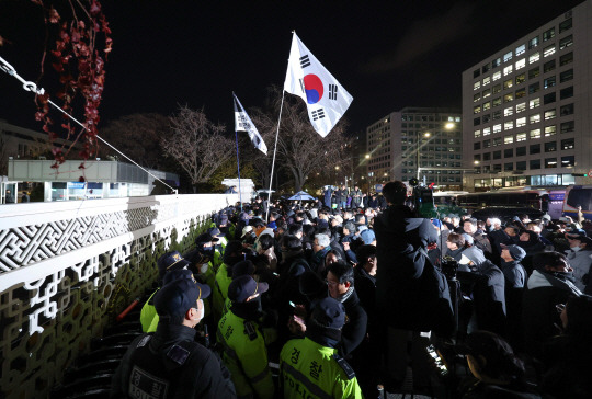 윤석열 대통령의 비상계엄 해제 요구 결의안이 국회 본회의에서 통과된 4일 새벽 서울 영등포구 국회 정문 앞에서 시민들이 윤석열 대통령 퇴진 촉구 구호를 외치고 있다. 뉴시스