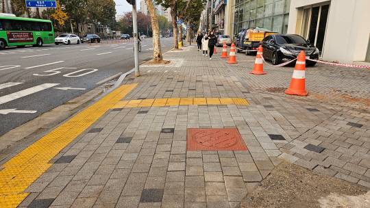 양천구가 콘크리트 재질 맨홀 뚜껑을 철재로 교체한 모습. 양천구청 제공