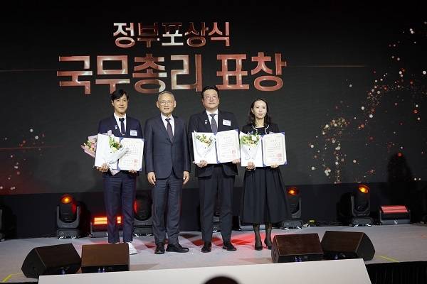[사진: 차이커뮤니케이션 최영섭 대표(왼쪽)가 2024 광고산업 발전 유공 정부포상 국무총리 표창을 수상하고 기념 사진을 촬영하는 모습. 출처=차이커뮤니케이션]