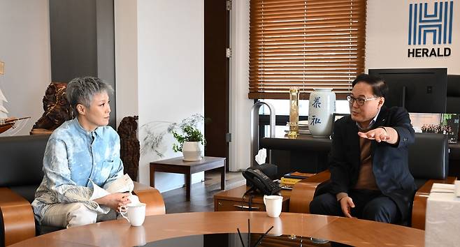 가수 이은미가 19일 오후 서울 용산구 헤럴드스퀘어를 찾아 김영상 코리아헤럴드 사장과 환담을 나누고 있다. 이상섭 기자