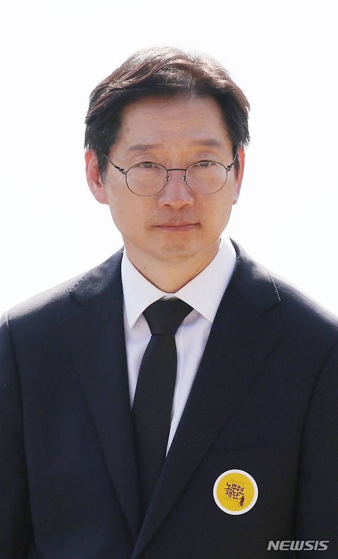 [김해=뉴시스] 차용현 기자 = 김경수 전 경남도지사가 23일 오후 경남 김해 봉하마을에서 열린 고(故) 노무현 전 대통령 15주기 추도식에 참석해 노 전 대통령의 묘역을 바라보고 있다. (공동취재) 2024.05.23. photo@newsis.com