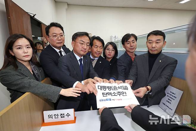 [서울=뉴시스] 조성우 기자 = 4일 서울 여의도 국회에서 김용민(오른쪽) 더불어민주당 의원, 신장식(오른쪽 다섯 번째부터) 조국혁신당 의원, 천하람 개혁신당 원내대표와 이주영 의원, 윤종오(왼쪽 네 번째부터) 진보당 원내대표, 용혜인 기본소득당 대표, 한창민 사회민주당 대표가 야6당이 공동발의한 윤석열 대통령 탄핵소추안을 의안과에 제출하고 있다. (공동취재) 2024.12.04. photo@newsis.com