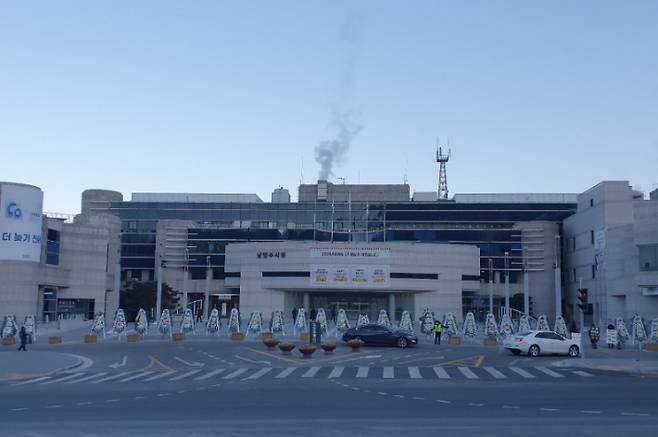 지난 2021년 1월 6일 남양주시청 앞에 양정역세권으로 노선 변경을 건의한 남양주시를 규탄하는 근조화환 30개가 세워졌다. 네이버 카페 '평내호평 모여라' 제공