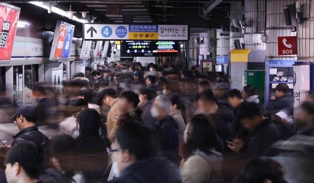 서울역 지하철 탑승장이 시민들로 붐비고 있다. 연합뉴스