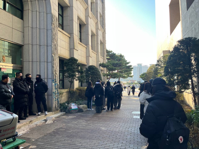 ▲4일 서울 성북구 동덕여대 본관 앞에서 경찰이 학생들과 대치하고 있다. ⓒ독자 제공