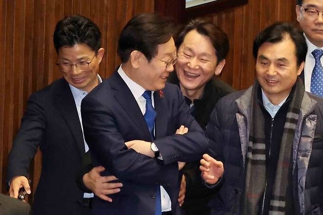 4일 새벽 서울 여의도 국회 본회의장에서 이재명 더불어민주당 대표가 비상계엄 해제요구안이 가결된 뒤 미소짓고 있다. 뉴시스