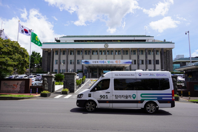 라이드플럭스가 운영하는 자율주행 셔틀이 제주도청 앞을 지나고 있다. 사진제공=라이드플럭스