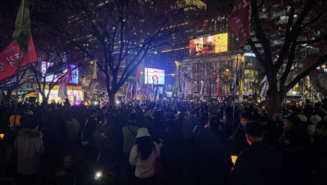 4일 서울 종로구 동화면세점 앞에 윤석열 대통령 퇴진 집회에 참석한 참석자들이 구호를 외치고 있다. 채민석 기자