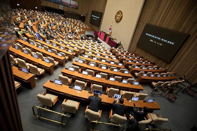 3일 밤 윤석열 대통령의 비상계엄 선포에 국회에서 계엄해제를 의결한 뒤 산회하지 않고 국회본회의장에서 대기하는 모습 ⓒ 시사저널 이종현