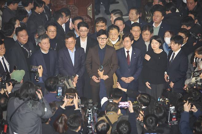 윤석열 대통령이 12월3일 밤 긴급성명을 통해 비상계엄을 선포한 가운데 4일 새벽 서울 영등포구 여의도 국회에서 국민의힘 한동훈 대표가 입장을 밝히고 있다. ⓒ연합뉴스
