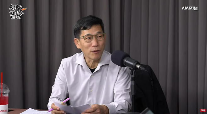 진중권 광운대 특임교수가 12월4일 시사저널TV에 출연해 이야기하고 있다. ⓒ시사저널TV