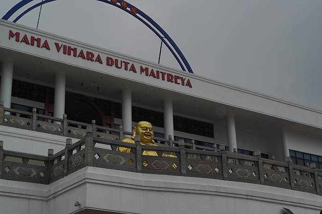 마하 비하라 두타 마이트레야 수도원(Maha Vihara Duta Maitreya Monastery)의 입구. 사진제공|제주항공