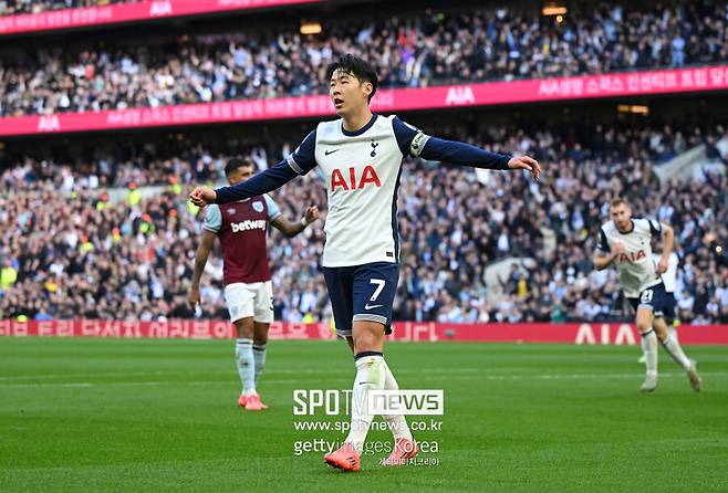 ▲ 스페인 매체 ‘엘골디히탈’은 3일(한국시간) “바르셀로나는 손흥민 영입을 원하고 있다. 그들은 손흥민의 주급을 충당하기 위해 팀에 남아있는 안수 파티와 페란 토레스를 매각할 계획이다. 바르셀로나의 데쿠 디렉터는 한지 플릭 감독에게 손흥민을 언급했을 때, 플릭 감독의 반응은 긍정적이었다”라고 전했다.