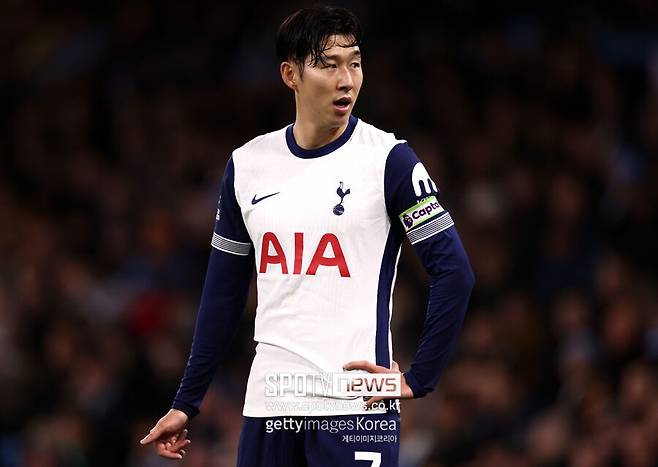 ▲ 스페인 매체 ‘엘골디히탈’은 3일(한국시간) “바르셀로나는 손흥민 영입을 원하고 있다. 그들은 손흥민의 주급을 충당하기 위해 팀에 남아있는 안수 파티와 페란 토레스를 매각할 계획이다. 바르셀로나의 데쿠 디렉터는 한지 플릭 감독에게 손흥민을 언급했을 때, 플릭 감독의 반응은 긍정적이었다”라고 전했다.