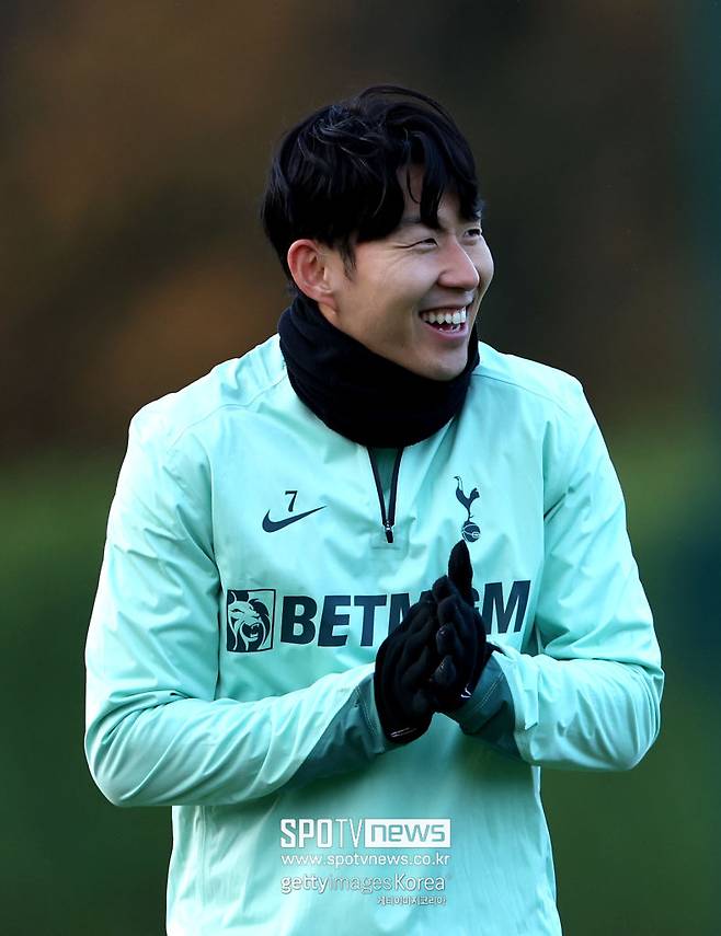 ▲ 스페인 매체 ‘엘골디히탈’은 3일(한국시간) “바르셀로나는 손흥민 영입을 원하고 있다. 그들은 손흥민의 주급을 충당하기 위해 팀에 남아있는 안수 파티와 페란 토레스를 매각할 계획이다. 바르셀로나의 데쿠 디렉터는 한지 플릭 감독에게 손흥민을 언급했을 때, 플릭 감독의 반응은 긍정적이었다”라고 전했다.