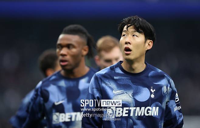 ▲ 스페인 매체 ‘엘골디히탈’은 3일(한국시간) “바르셀로나는 손흥민 영입을 원하고 있다. 그들은 손흥민의 주급을 충당하기 위해 팀에 남아있는 안수 파티와 페란 토레스를 매각할 계획이다. 바르셀로나의 데쿠 디렉터는 한지 플릭 감독에게 손흥민을 언급했을 때, 플릭 감독의 반응은 긍정적이었다”라고 전했다.