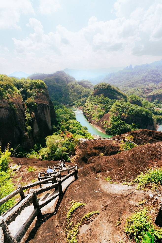 높이 오르면 오를수록 발밑으로 구곡계곡이 펼쳐진다