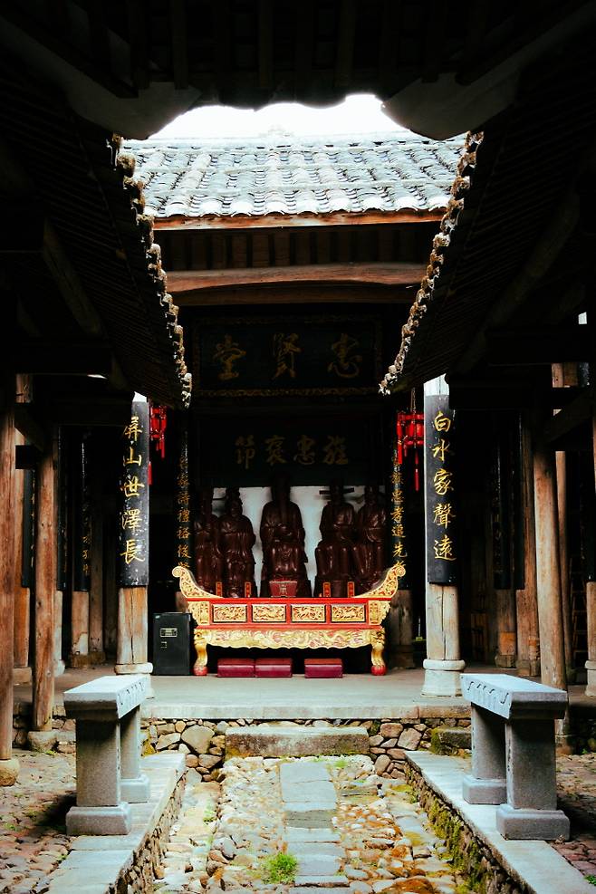 우푸 타운을 걷다 보면 오래된 상점과 사원 등을 마주하게 된다