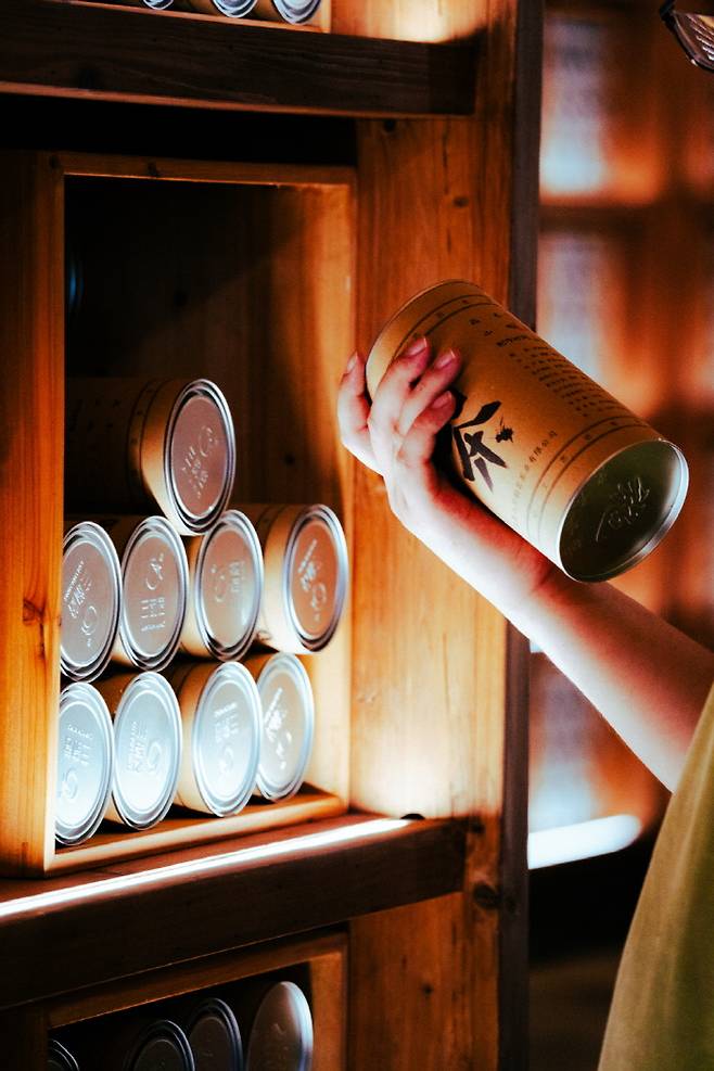 어떤 차를 살지 고민하는 일은 무이산에서 누릴 수 있는 즐거운 특권이다