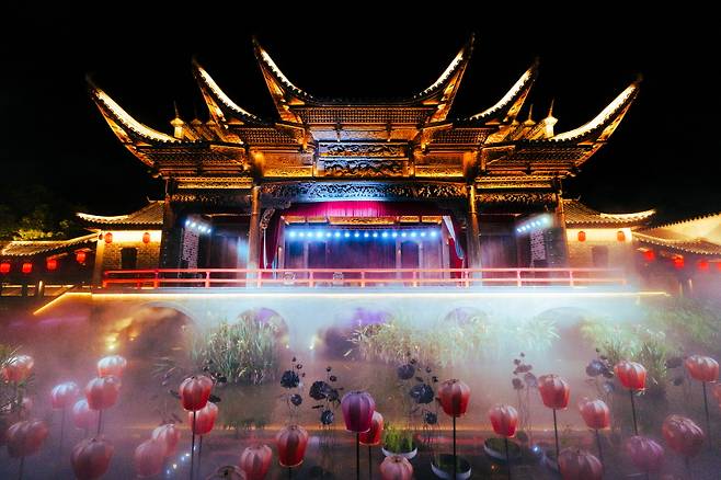 명청 시대의 역사를 품은 건물들이 강렬한 조명을 내뿜는다