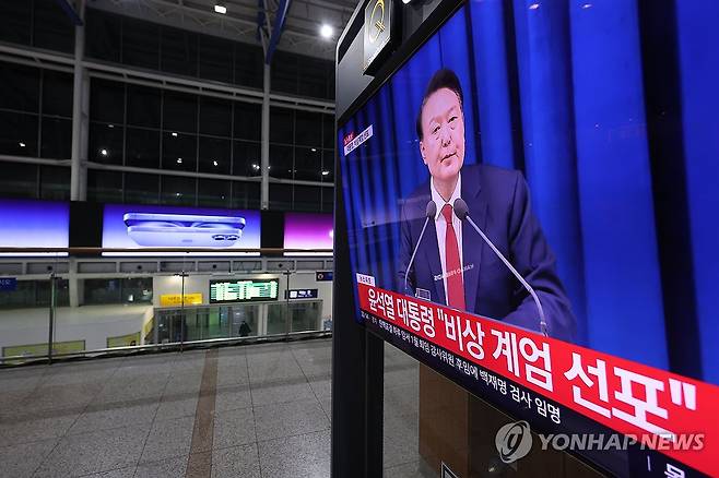 윤대통령, 비상계엄 선포 TV 뉴스 (서울=연합뉴스) 박동주 기자 = 윤석열 대통령이 비상계엄을 선포한 3일 저녁 서울역TV에 관련 뉴스가 나오고 있다. 2024.12.3 pdj6635@yna.co.kr