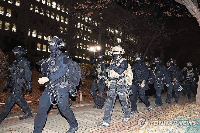 국회에서 철수하는 군병력 (서울=연합뉴스) 김주성 기자 = 국회 본회의에서 비상계엄 해제를 의결한 4일 새벽 군 병력이 국회에서 철수하고 있다. 2024.12.4 utzza@yna.co.kr