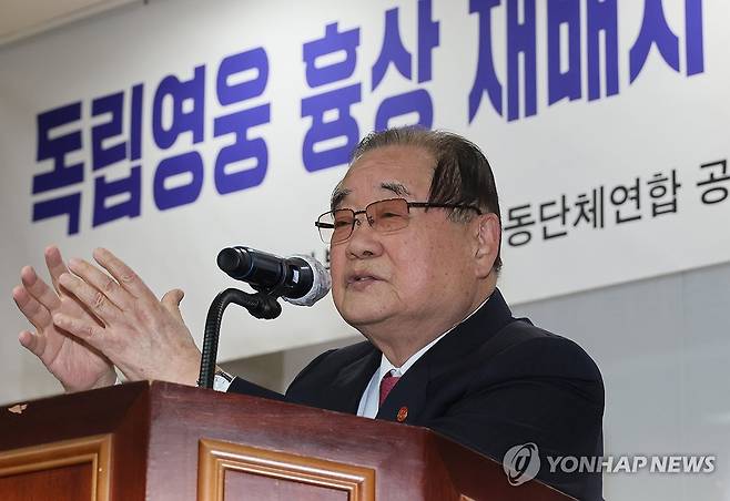 독립영웅 흉상 재배치 관련해 발언하는 이종찬 광복회장 (서울=연합뉴스) 이정훈 기자 = 이종찬 광복회장이 6일 서울 여의도 광복회관에서 열린 육군사관학교 내 독립영웅 흉상 재배치 계획 백지화 촉구 독립운동단체연합 공동 기자회견에서 지지 발언을 하고 있다. 2024.11.6 uwg806@yna.co.kr