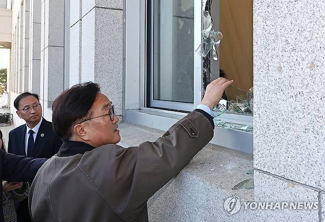 계엄군 진입 유리창 살펴보는 우원식 국회의장 (서울=연합뉴스) 류영석 기자 = 우원식 국회의장이 윤석열 대통령의 비상계엄 선포 다음날인 4일 서울 여의도 국회에서 파손된 시설을 살피고 있다. 2024.12.4 ondol@yna.co.kr