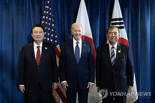 지난달 페루에서 만난 한미일 정상 (리마[페루]=연합뉴스) 홍해인 기자 = 아시아태평양경제협력체(APEC) 정상회의 참석차 페루를 방문 중인 윤석열 대통령이 지난달 15일(현지시간) 리마 컨벤션센터에서 한미일 정상회의 전 조 바이든 미국 대통령, 이시바 시게루 일본 총리와 기념촬영을 하고 있다. 2024.11.16 [공동취재] hihong@yna.co.kr