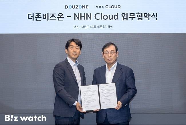김동훈(왼쪽) NHN클라우드 대표와 이강수 더존비즈온 사장이 기념촬영을 하고 있다./사진=NHN클라우드 제공