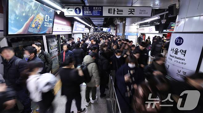 전국철도노조가 파업에 돌입한 5일 오전 지하철 1호선 서울역이 출근길 이용객들로 붐비고 있다. 철도노조는 임금인상과 인력 충원 등을 촉구하며 1년 3개월 만에 파업에 돌입했으며 코레일은 불편을 최소화하기 위해 가용 자원을 총 동원할 예정이다. 2024.12.5/뉴스1 ⓒ News1 신웅수 기자