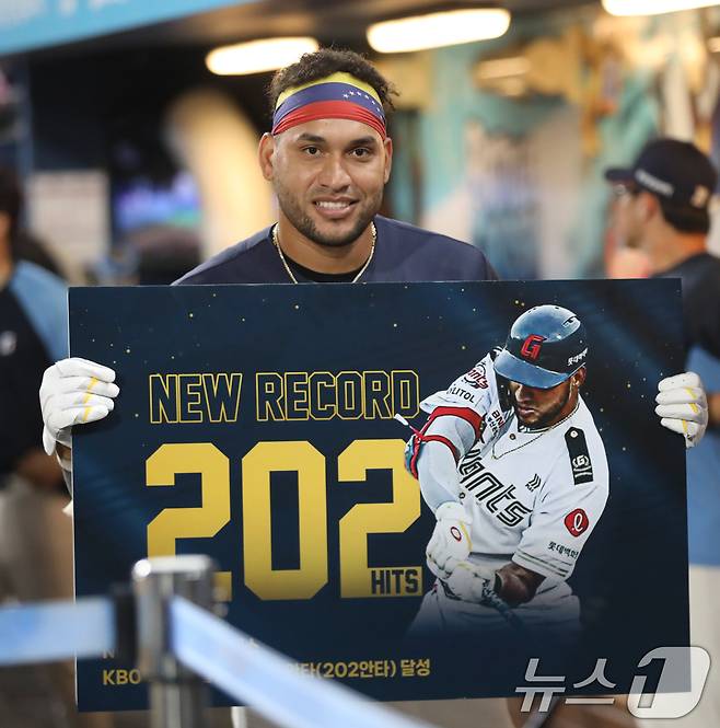 1일 오후 경남 창원 마산회원구 창원NC파크에서 열린 '2024 신한 SOL 뱅크 KBO리그' NC 다이노스와 롯데 자이언츠의 경기, 7회초 1사 주자 2루 상황에서 롯데 레이예스가 202안타를 친 뒤 더그아웃에서 기뻐하고 있다. 레이예스는 이 안타로 KBO리그 역대 단일 시즌 최다 안타 타이기록(2014년 서건창 201안타)을 넘어 202안타 신기록을 달성했다. 2024.10.1/뉴스1 ⓒ News1 윤일지 기자