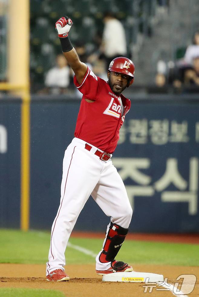 23일 오후 서울 송파구 잠실야구장에서 열린 프로야구 '2024 신한 SOL 뱅크 KBO리그' 두산베어스와 SSG랜더스의 경기에서 1회초 SSG 공격 1사 주자 1,2루 상황 에레디아가 안타를 치고 기뻐하고 있다. 2024.9.23/뉴스1 ⓒ News1 이승배 기자