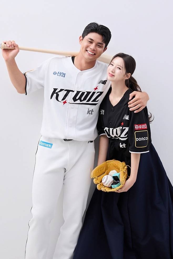 KT 내야수 권동진(오른쪽)이 22일 김선유 씨를 신부로 맞아 결혼식을 올린다. 사진 | KT 위즈