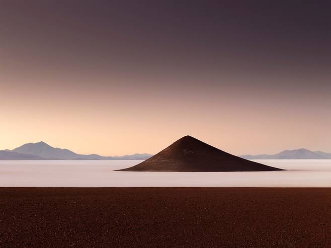 소금사막에 솟아 오른 원뿔(Cono de Arita in the Salar de Arizaro) /앤드루 미엘진스키/2024 International Landscape Photographer of the Year