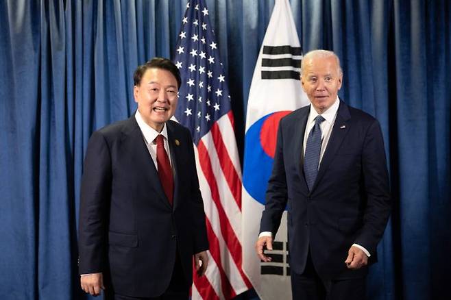 윤석열 대통령이 15일(현지시간) 페루 리마 컨벤션센터에서 조 바이든 미국 대통령과 아시아태평양경제협력체(APEC) 정상회의 계기 한미 정상회담에서 기념촬영하고 있다. 공동취재 ⓒ뉴시스