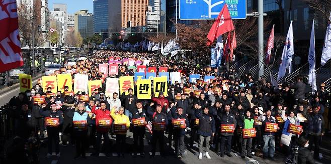 전국철도노조 조합원들이 5일 오후 서울역에서 가진 총파업 출정식에서 구호를 외치고 있다. 사진=뉴스1화상