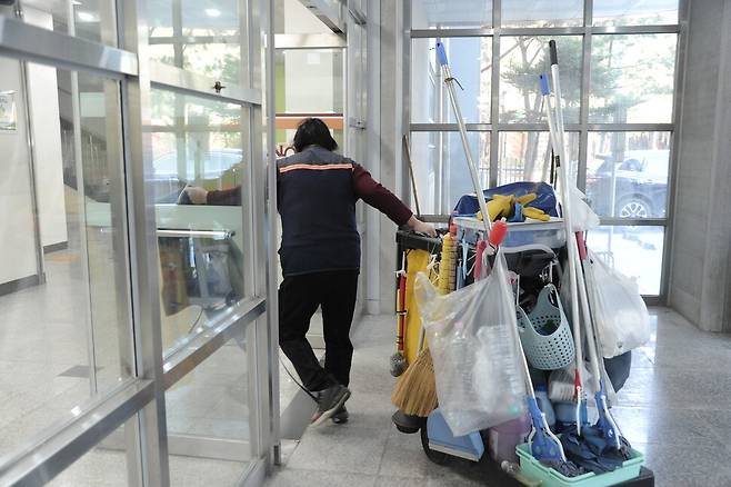 서울의 ㄷ중학교에서 18년째 일하고 있는 미화노동자 이영아씨. 윤지연 작가 제공