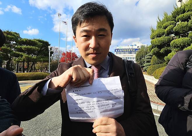 명태균씨를 대리하는 여태형 변호사는 5일 명씨가 말로 불러준 ‘윤석열 대통령께 드리는 글’을 종이에 적어서 공개했다. 최상원 기자