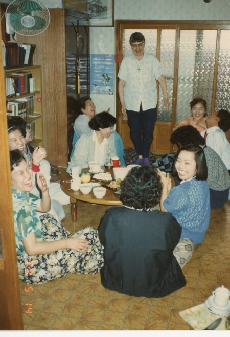 막달레나의 집 식구들과 즐거운 시간을 보내고 있는 고인. 필자 제공