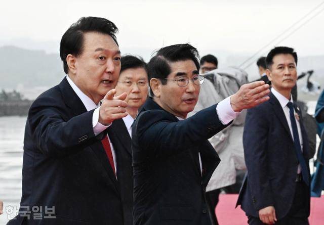 지난 10월 1일 경기 성남 서울공항에서 열린 제76주년 국군의날 기념식에서 윤석열 대통령이 김용현 국방부 장관의 안내를 받고 있다. 왕태석 선임기자