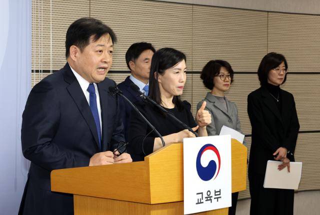강태훈 2025학년도 대학수학능력시험(수능) 채점위원장(왼쪽)이 5일 오후 정부세종청사 교육부 브리핑실에서 2025학년도 수능 채점 결과를 설명하고 있다. 그 다음 왼쪽부터 오승걸 한국교육과정평가원장, 김미영 수능본부장, 신진아 수능분석실장. 연합뉴스