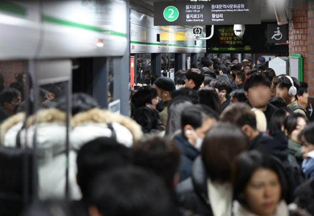 서울교통공사 노조가 임금인상과 지하철 2호선 1인 승무제 도입에 반발하며 6일부터 총파업을 예고했다. 지난달 28일 오전 서울 2호선 시청역에서 시민들이 이동하는 모습. 연합뉴스