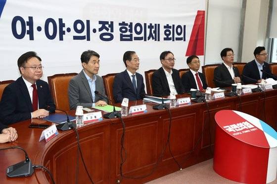 한덕수 국무총리와 이진우 대한의학회장 등이 지난달 17일 오후 서울 여의도 국회에서 열린 여야의정 협의체 2차회의에 참석해 있다. 왼쪽부터 조규홍 보건복지부장관, 이주호 사회부총리 겸 교육부장관, 한 총리, 이 대한의학회장, 이종태 한국의과대학·의학전문대학원협회(KAMC) 이사장, 국민의힘 이만희, 김성원 의원. 뉴스1