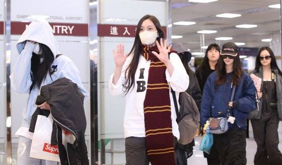 걸그룹 뉴진스 민지(왼쪽부터)와 혜인, 해린, 다니엘, 하니가 일본 일정을 마친뒤 3일 김포국제공항을 통해 입국하고 있다. 뉴스1